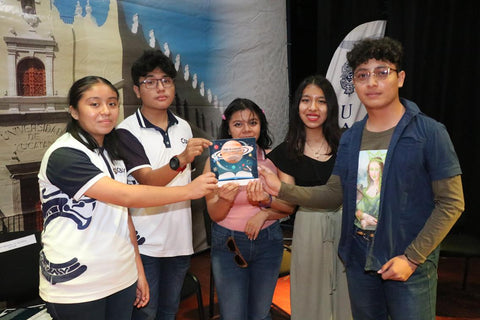 Jóvenes escritores dialogan sobre su proceso creativo