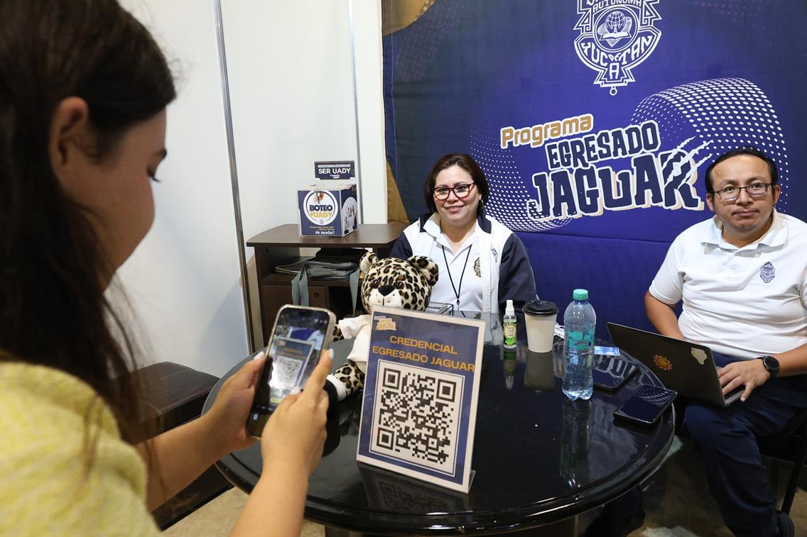 Egresado Jaguar fortalece lazos con la UADY durante la FILEY 2026